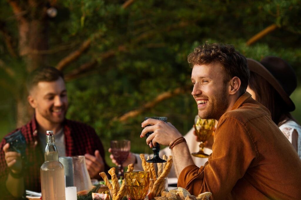 un groupe de personnes qui partage un moment convivial dans une ferme