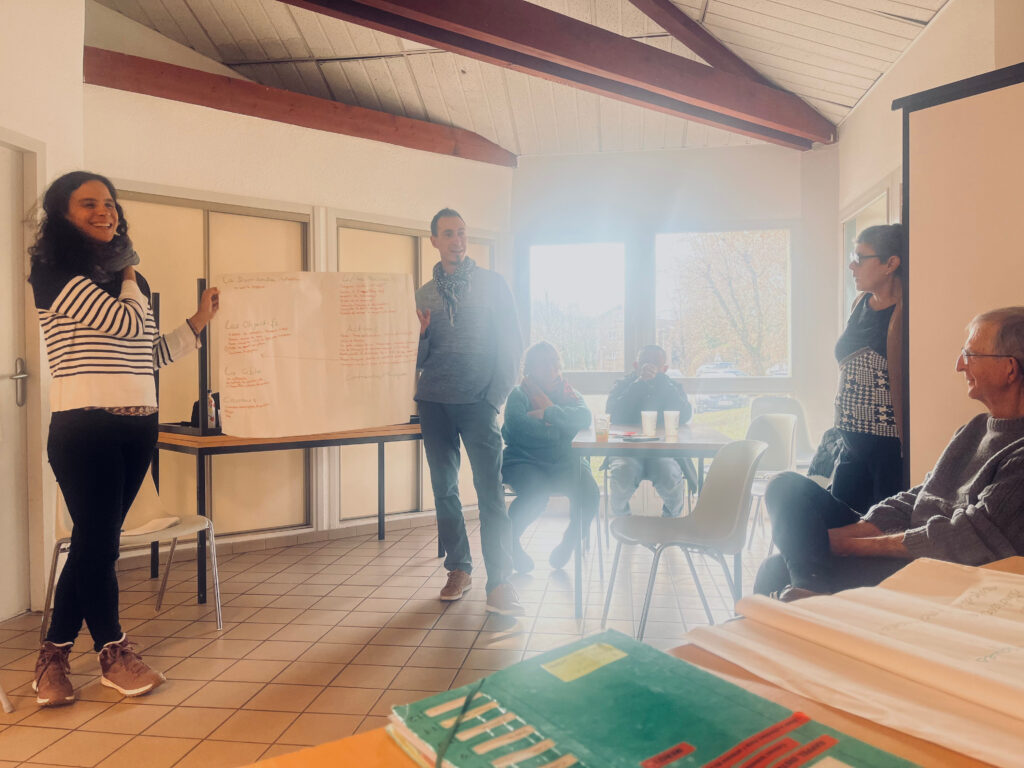 réunion : plusieurs personnes échangent