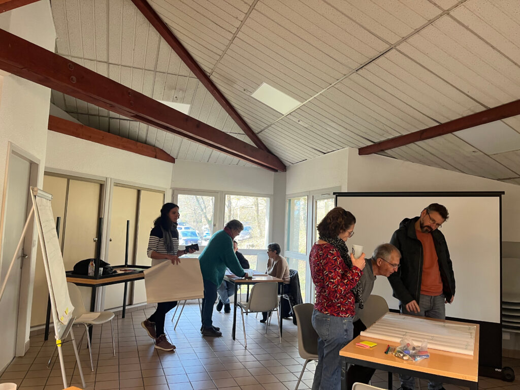 personnes qui font une reunion