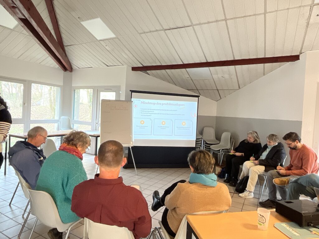 groupe de personnes qui sont dans un atelier d'échange