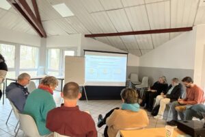 groupe de personnes qui sont dans un atelier d'échange